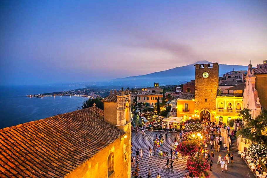 Una panoramica di Taormina di sera