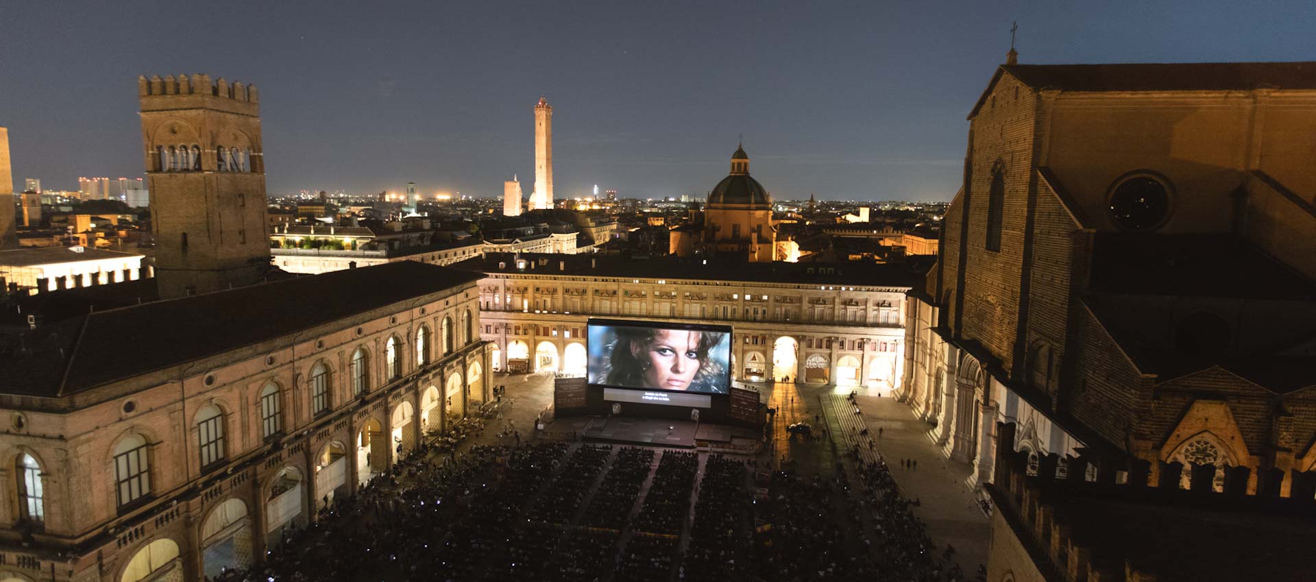 Bologna, Piazza Maggiore, durante la proiezione di un film