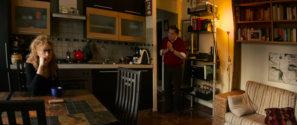 Barbara Esposito e Francesco Acquaroli in una scena del film Il giorno e la notte