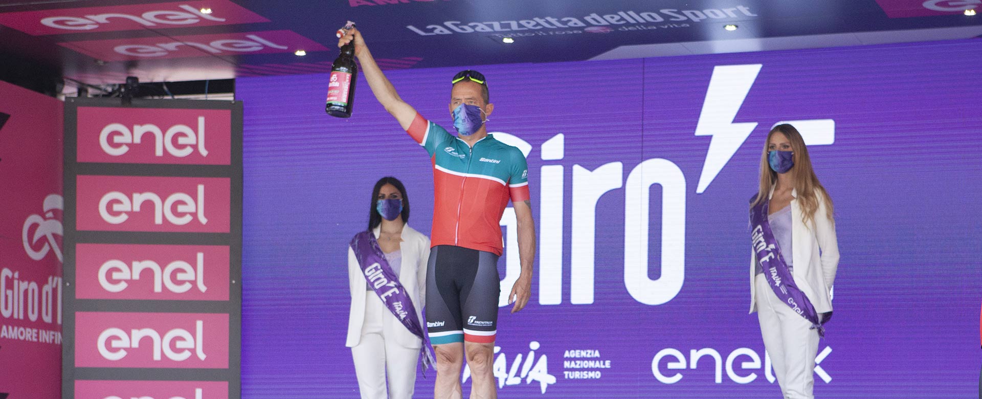 Il momento della premiazione del team Trenitalia nell'ultima tappa del Giro E a Milano