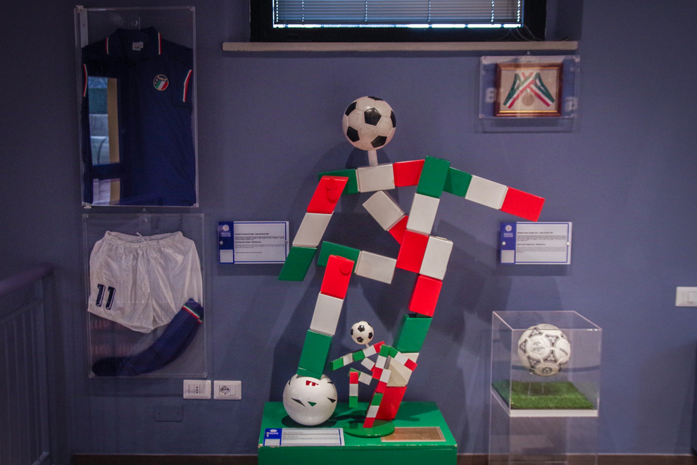 Il completo azzurro, le medaglie, il pallone e la mascotte Ciao dei Mondiali disputati in Italia nel 1990, esposti al Museo del Calcio