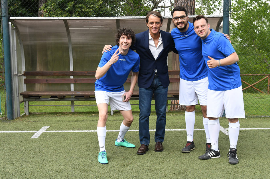 Gli Autogol durante le riprese per il video di Coro Azzurro con il ct della Nazionale, Roberto Mancini
