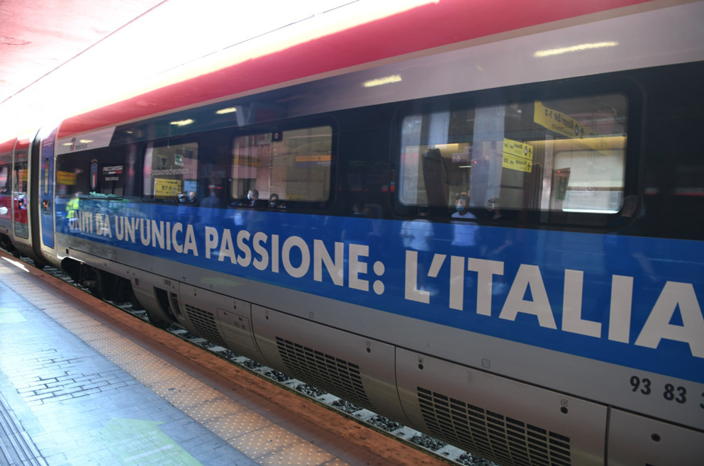 Il Frecciarossa, treno ufficiale della Nazionale, tinto d'zzurro in occasione degli Europei 2020, con lo slogan sulla fiancata laterale "Uniti da un’unica passione: l’Italia".