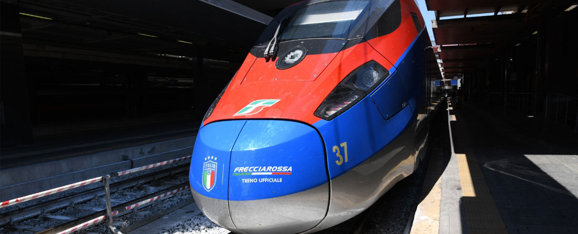 Il Frecciarossa, treno ufficiale della Nazionale, tinto d'azzurro in occasione di Euro 2020