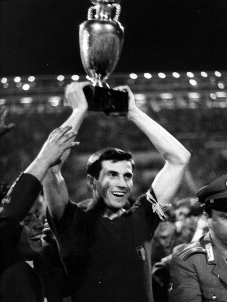 Il capitano della Nazionale, Giacinto Facchetti, alza la coppa dopo la vittoria contro la Jugoslavia in finale. Archivio storico Guerin Sportivo