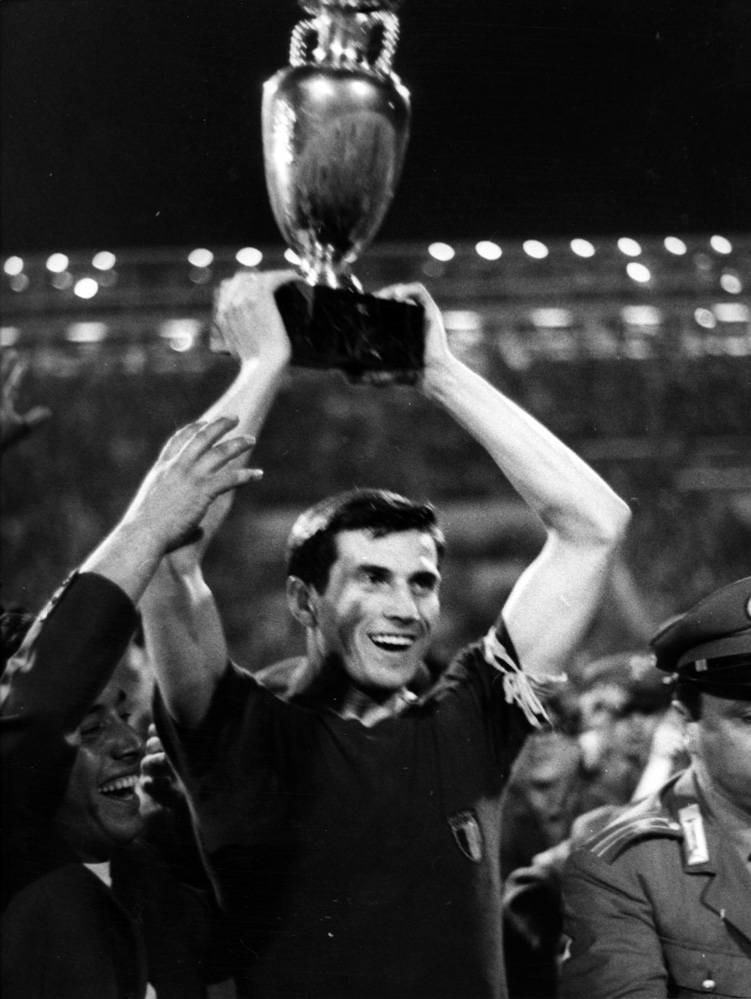 Il capitano della Nazionale, Giacinto Facchetti, alza la coppa dopo la vittoria contro la Jugoslavia in finale. Archivio storico Guerin Sportivo