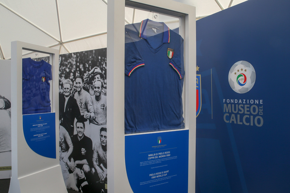 Le maglie della Nazionale messe a disposizione dal Museo del Calcio di Coverciano allestite nel villaggio di piazza del Popolo a Roma per Euro 2020 ©Giampiero Sposito/Getty Images