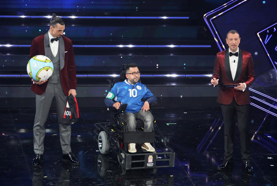L’attaccante della Nazionale italiana di powerchair football, Donato Grande, sul palco di Sanremo con Zlatan Ibrahimovic e Amadeus (4 marzo 2021)  ©Rai
