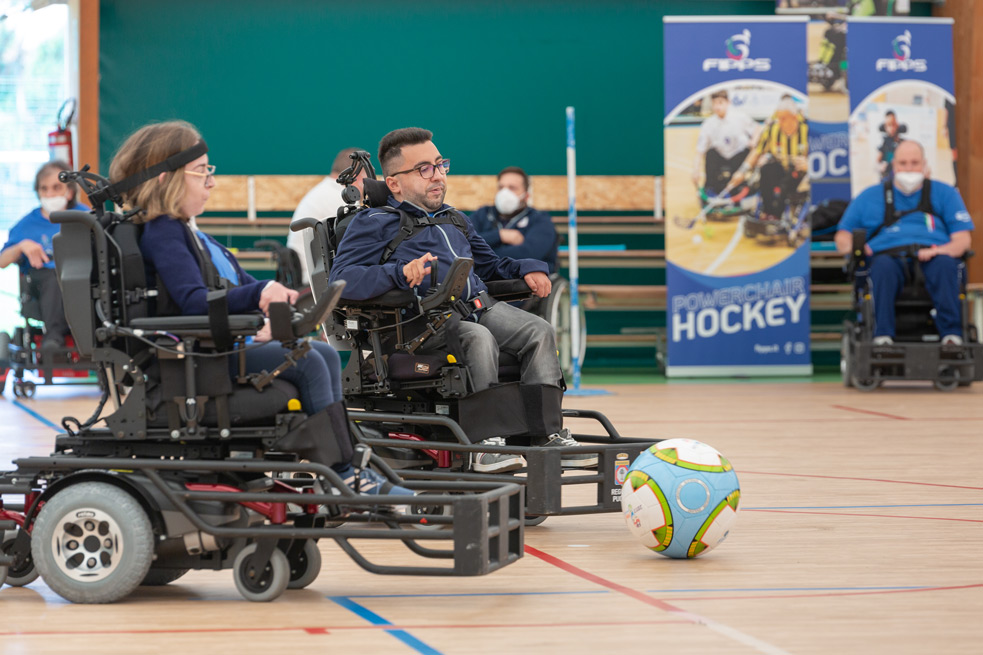 Donato Grande durante un'azione di gioco di powerchair football, il calcio in carrozzina