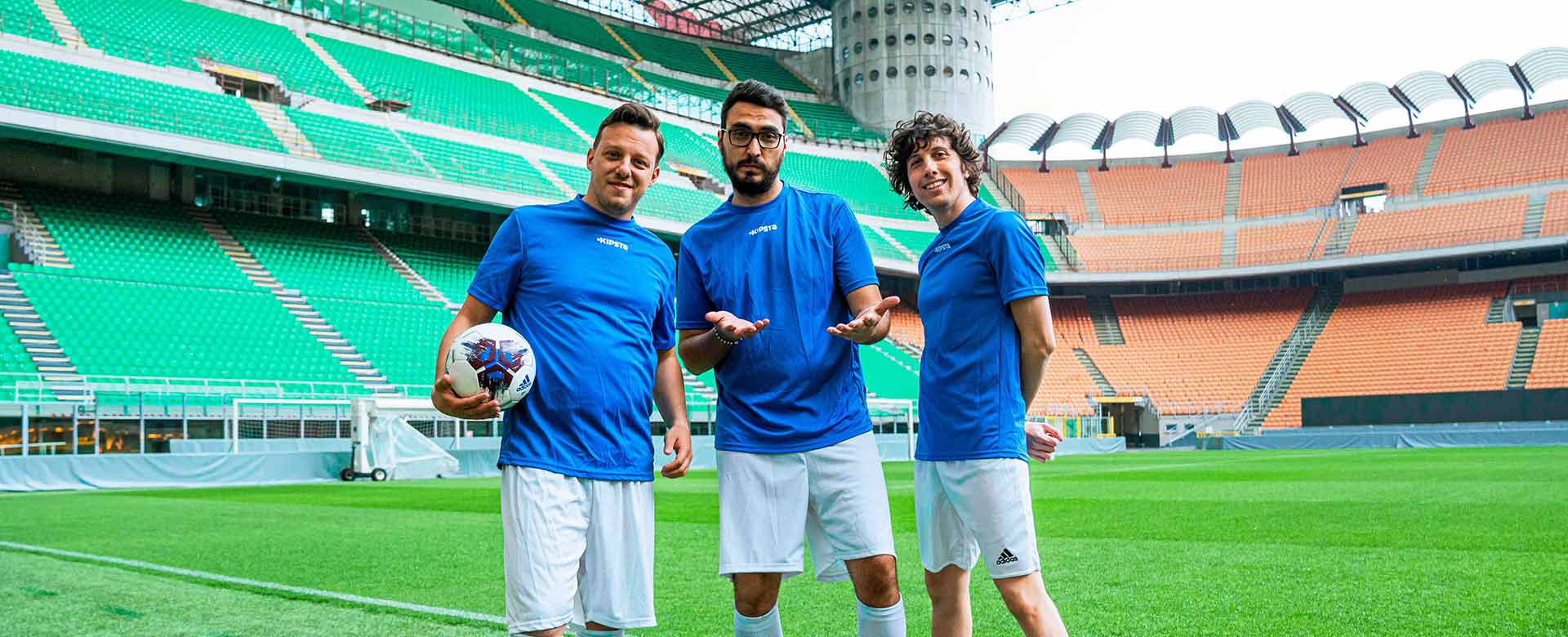 Gli Autogol sul campo dello stadio San Siro di Milano in una scena del video di Coro Azzurro ©Daniele Schiavello