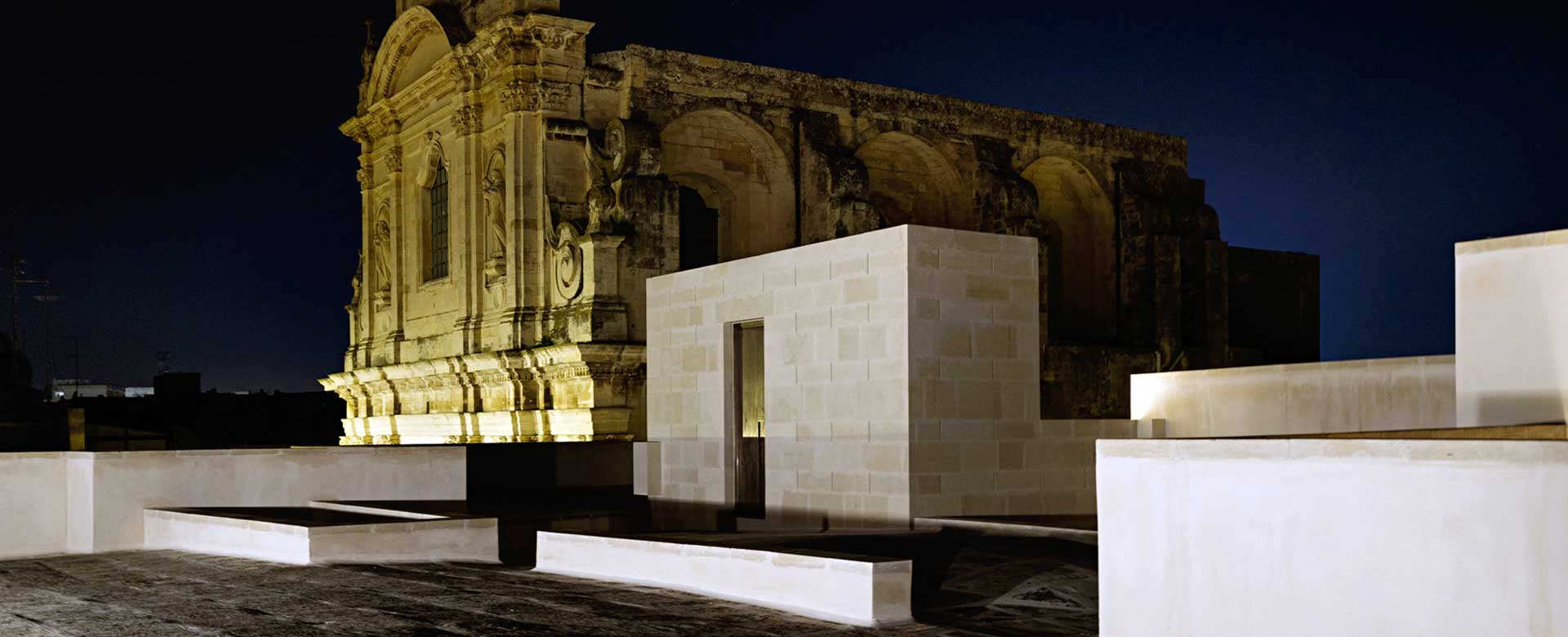 Immagine della terrazza della Fondazione Biscozzi Rimbaud con affaccio sulla chiesa delle Alcantarine, Lecce