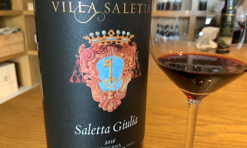 Bottiglia di vino della tenuta Villa Saletta