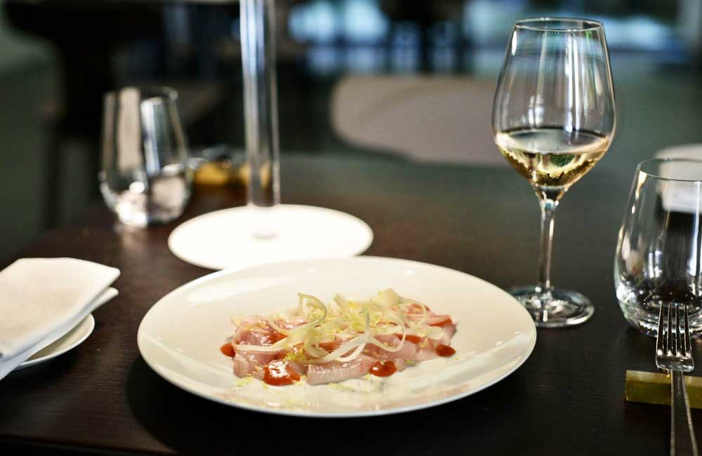 Piatto con calice di vino