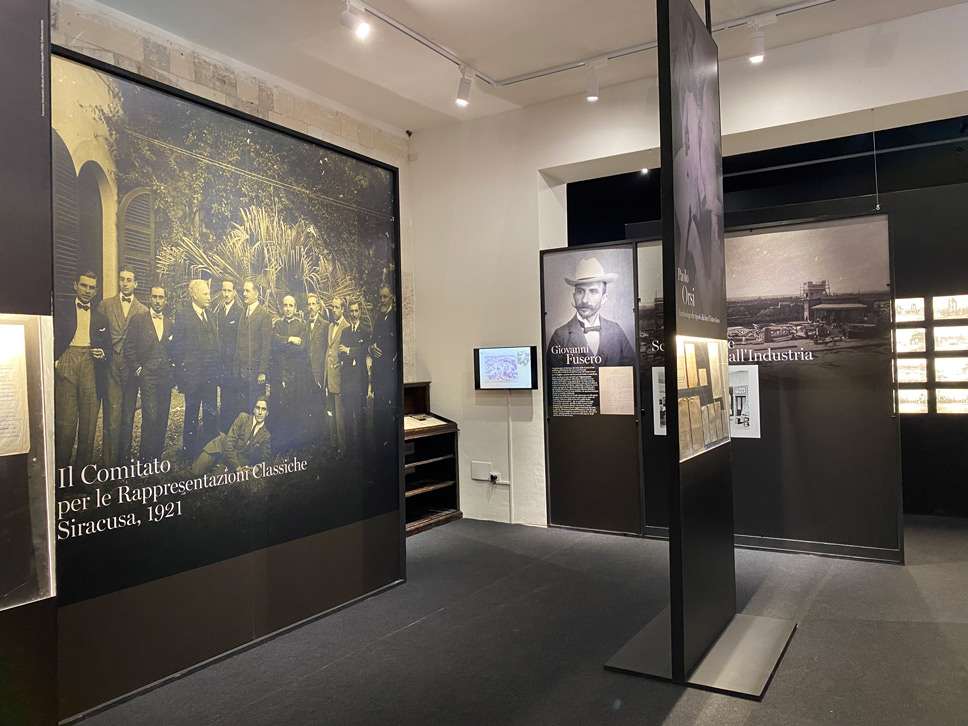 Una sezione della mostra "Orestea atto secondo. La ripresa delle rappresentazioni classiche dopo la Grande Guerra e l’epidemia di Spagnola" a Palazzo Greco di Siracusa