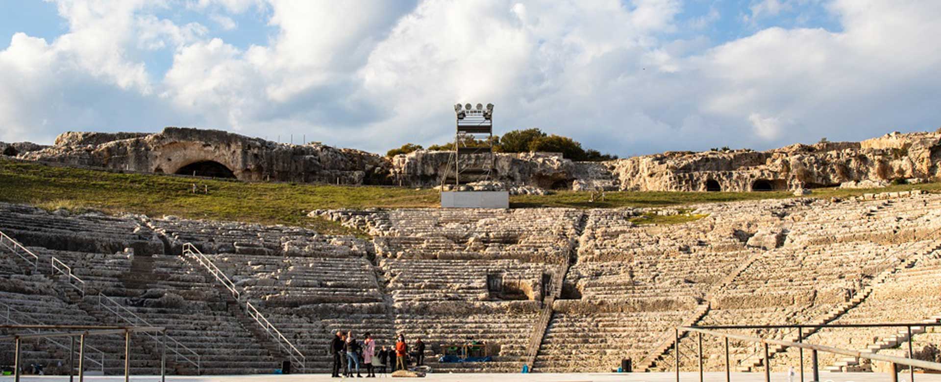 Il Teatro Greco di Siracusa durante le prove dello spettacolo Baccanti ©Franca Centaro
