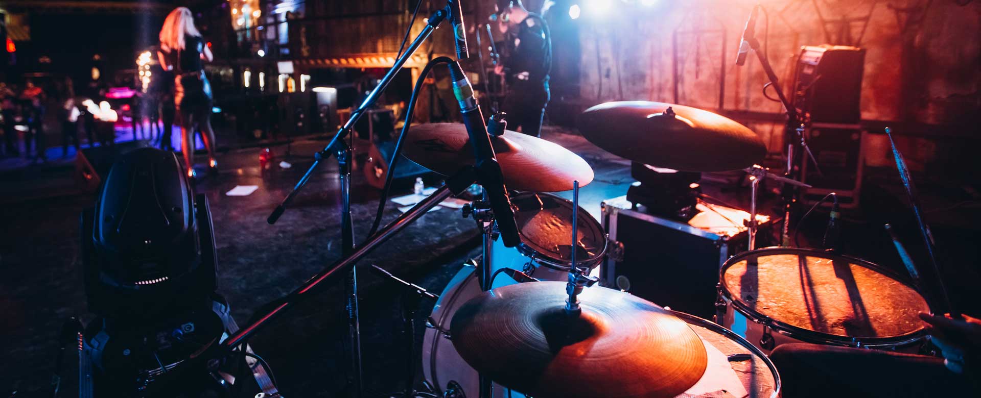 Palco con strumenti musicali