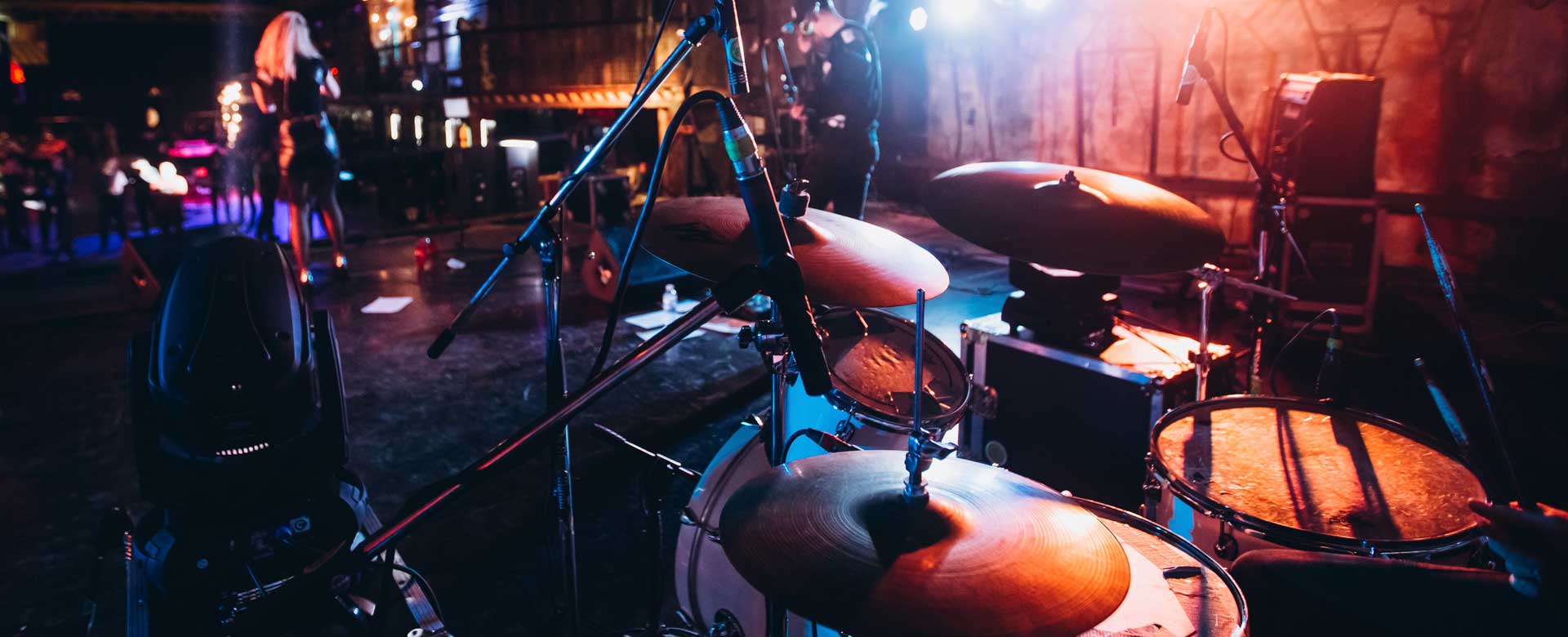 Foto di un palco allestito con strumenti musicali