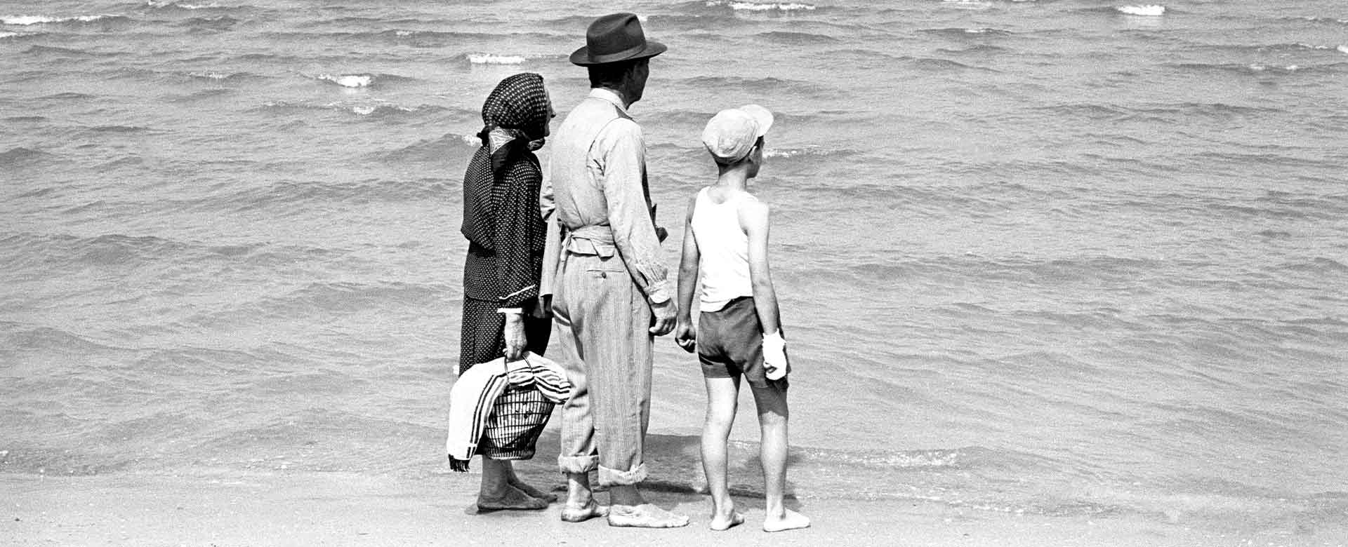 Immagine della prima volta al mare, Rimini (1959)