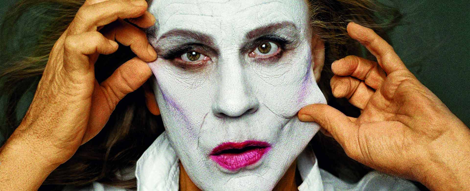 John Malkovich interpreta Meryl Streep nel ritratto di Annie Leibovitz, New York City (1981), foto di Sandro Miller, 2014