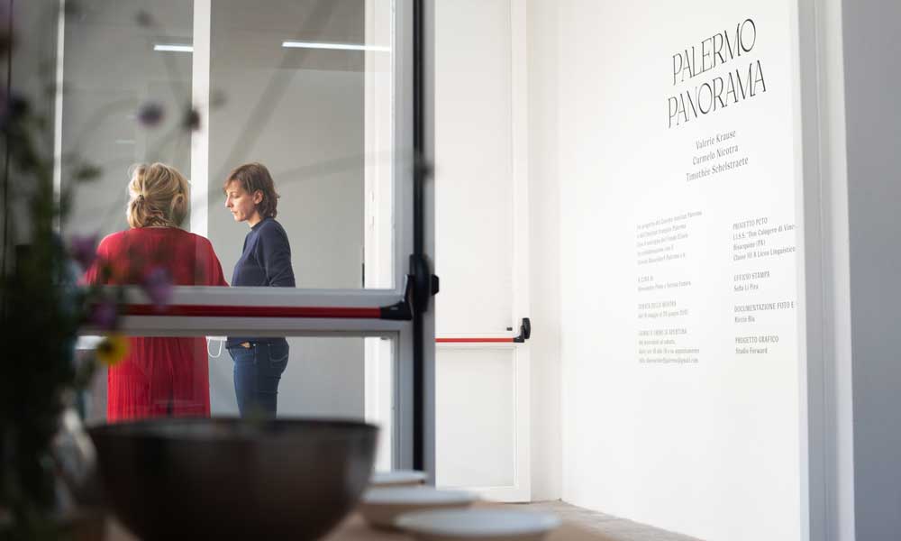 L'artista Valerie Krause con un'altra donna in uno spazio della mostra Palermo Panorama