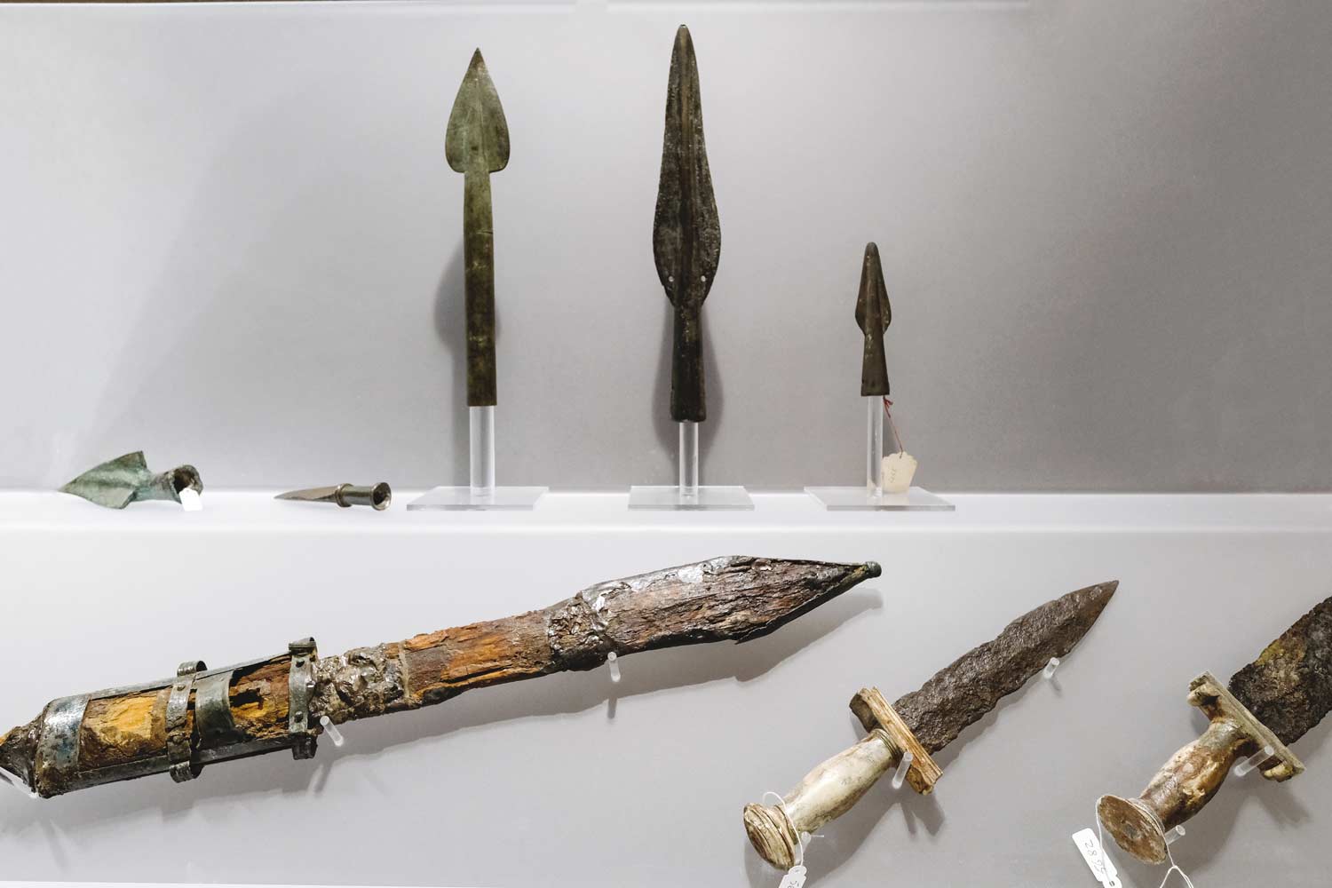 Alcune armi originali in esposizione alla mostra Gladiatori al Mann di Napoli © Mario Laporta/Kontrolab