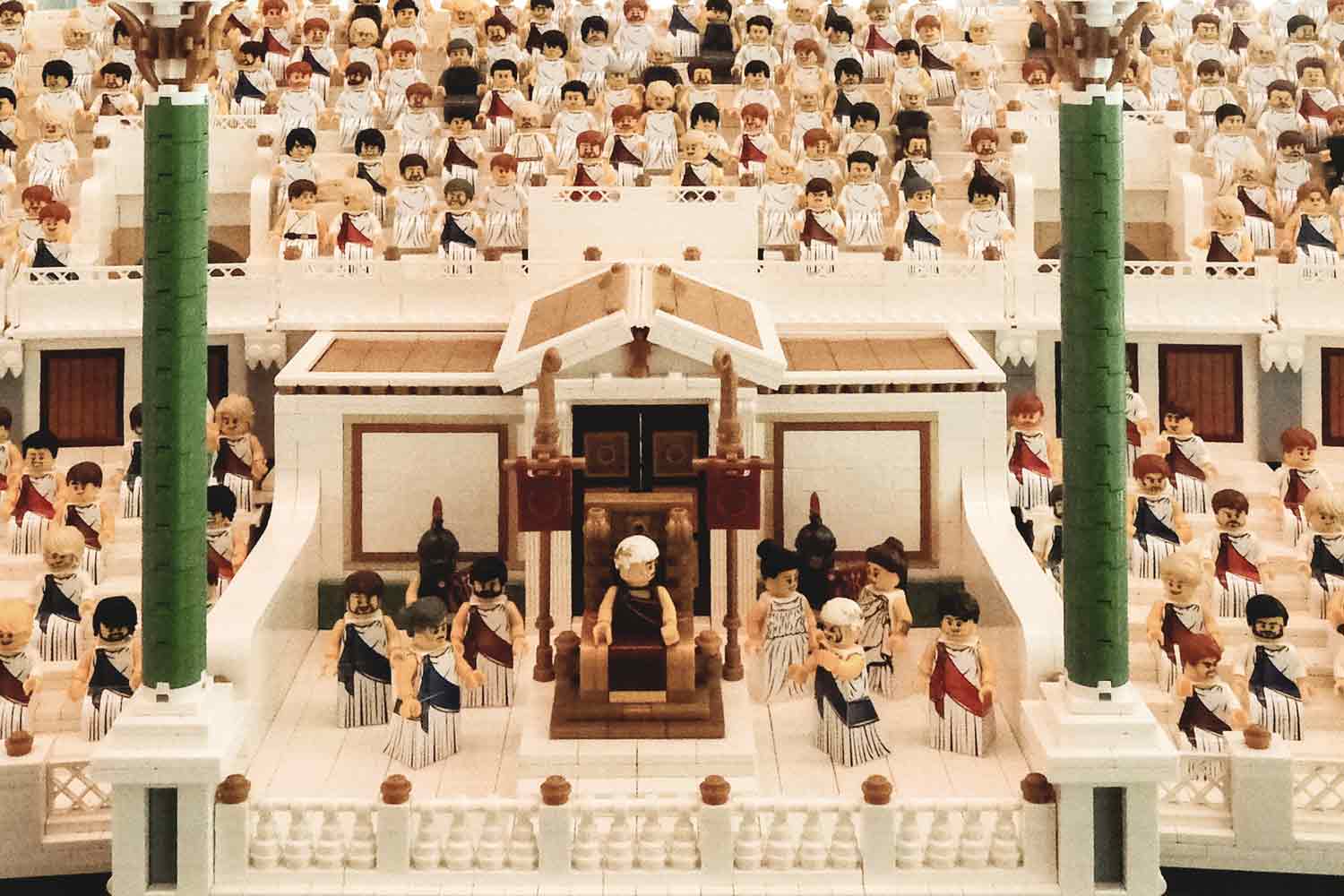 Un anfiteatro affollato riprodotto con le tessere Lego © Mario Laporta/Kontrolab