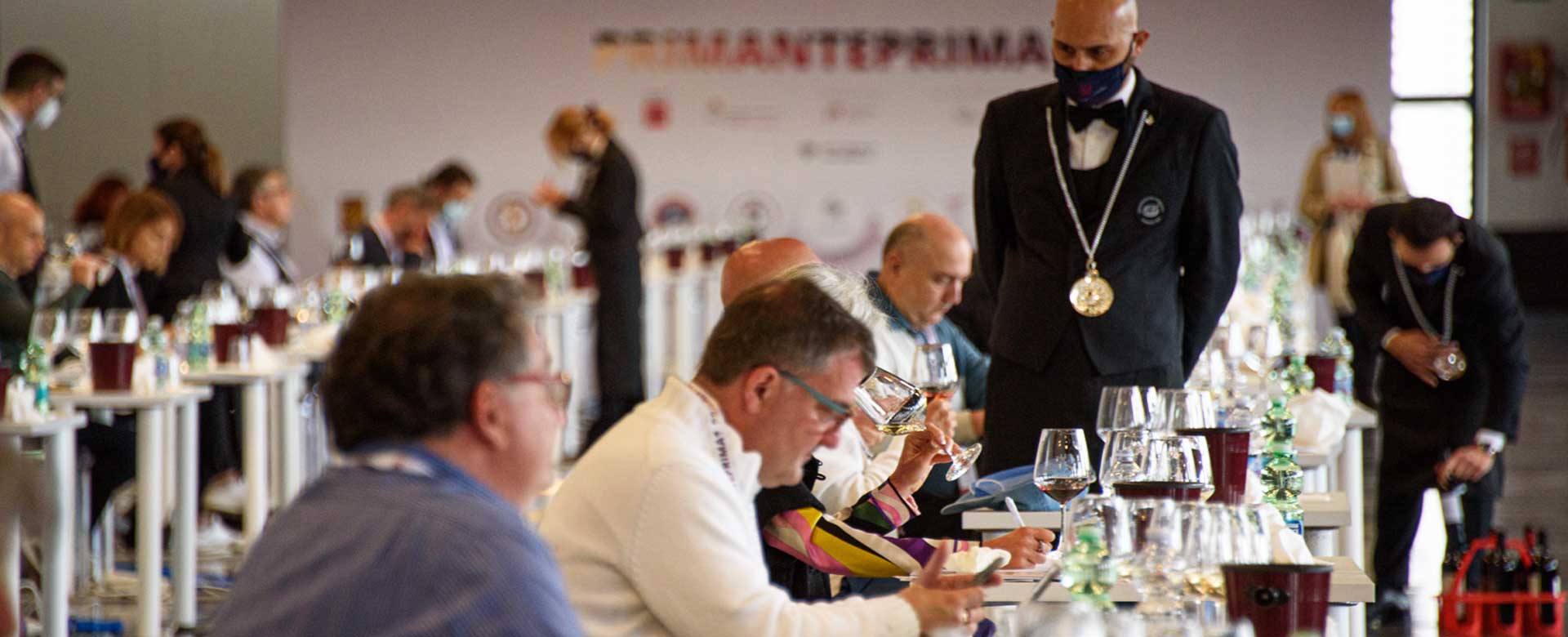 Tavolo di degustazione vini con persone sedute