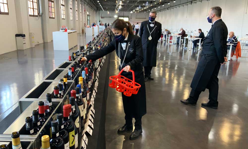 Sommelier nel padiglione dell'evento PrimAnteprima