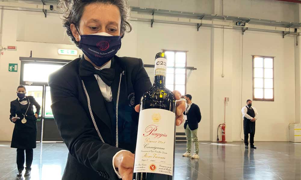 Sommelier mostra una bottiglia di vino