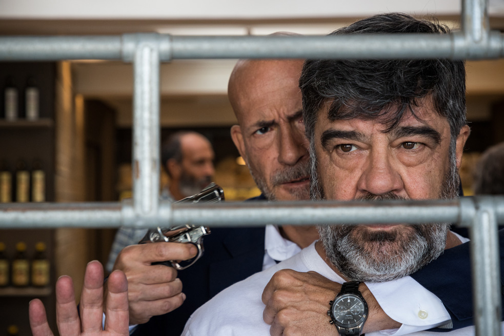 Jonis Bascir, Gianmarco Tognazzi e Francesco Pannofino in una scena del film Ostaggi