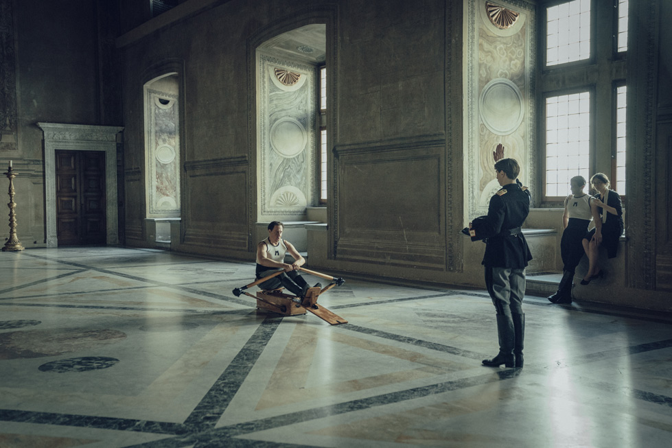 In un scena de Il cattivo poeta, il segretario del Partito fascista, Achille Starace (l'attore Fausto Russo Alesi), riceve a Roma il federale di Brescia, Giovanni Comini (interpretato da Francesco Patanè) ©Paolo Ciriello