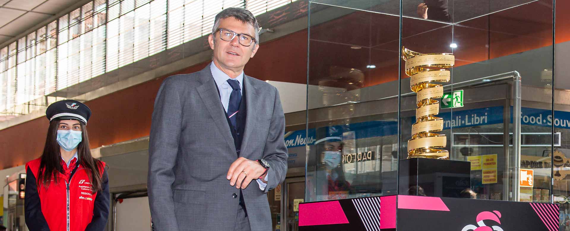 L'Ad di RCS Sport, Paolo Bellino, durante la cerimonia di svelamento della teca contenente il Trofeo Senza Fine del Giro d'Italia 2021 alla stazione di Torino Porta Nuova