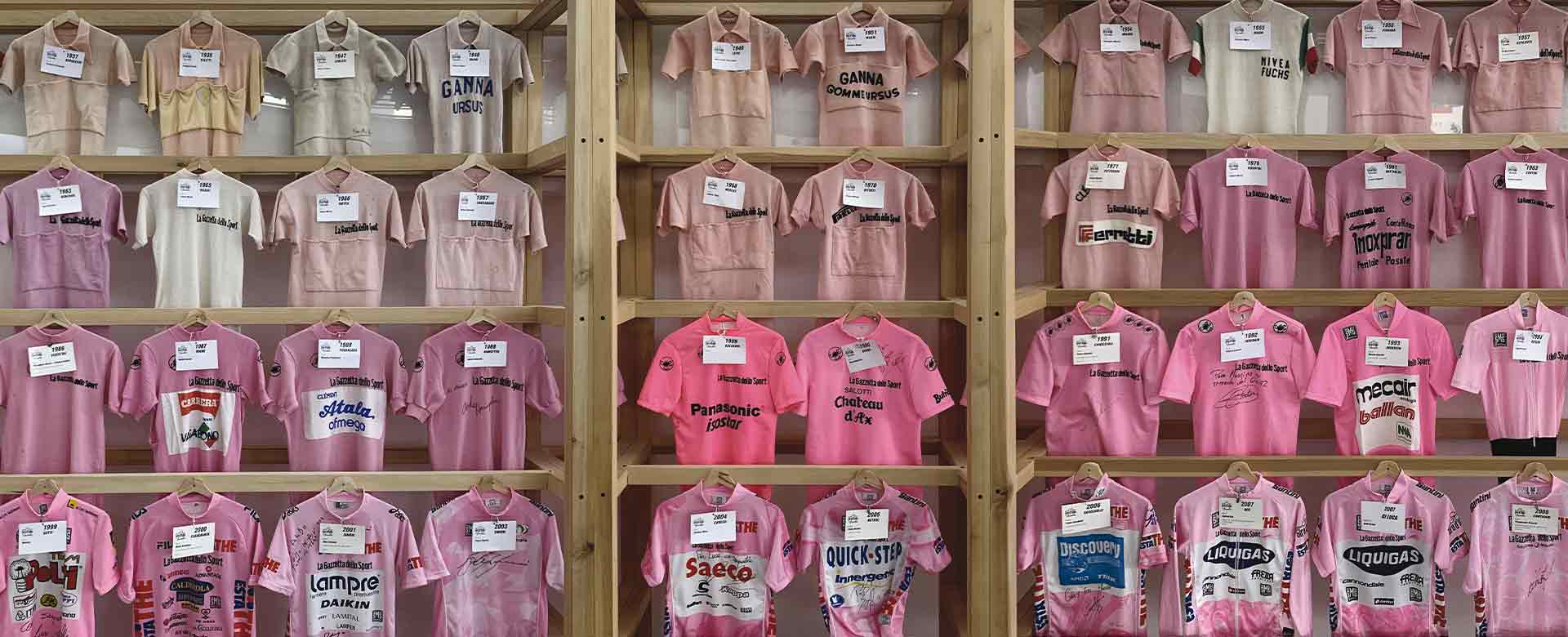 Immagine delle Maglie rosa in mostra al Museo del ciclismo del Ghisallo (CO)