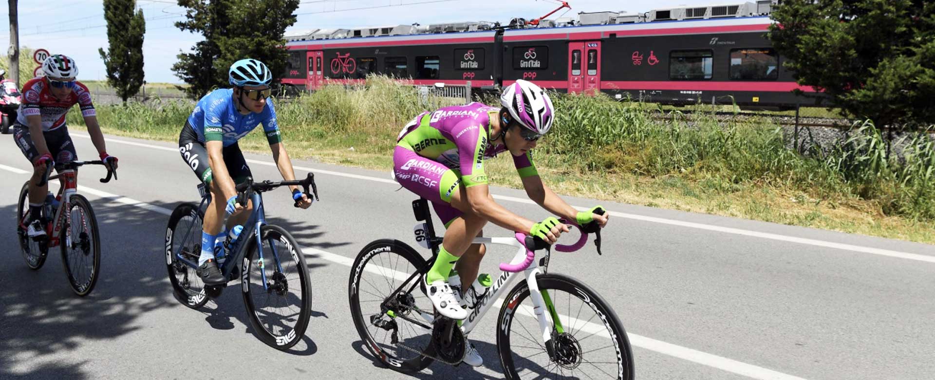 Il treno Pop affianca i ciclisti del Giro d'Italia in occasione della settima tappa 