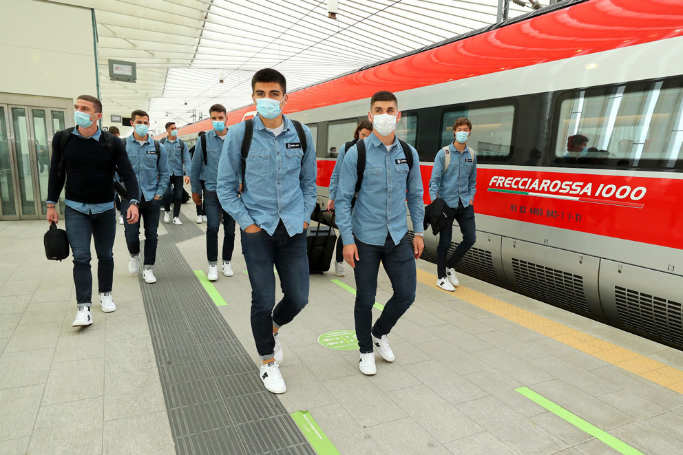 I calciatori dell'Atalanta scendono dal Frecciarossa 1000 che li ha portati a Reggio Emilia dove il 19 maggio 2021 si gioca la finale di Coppa Italia