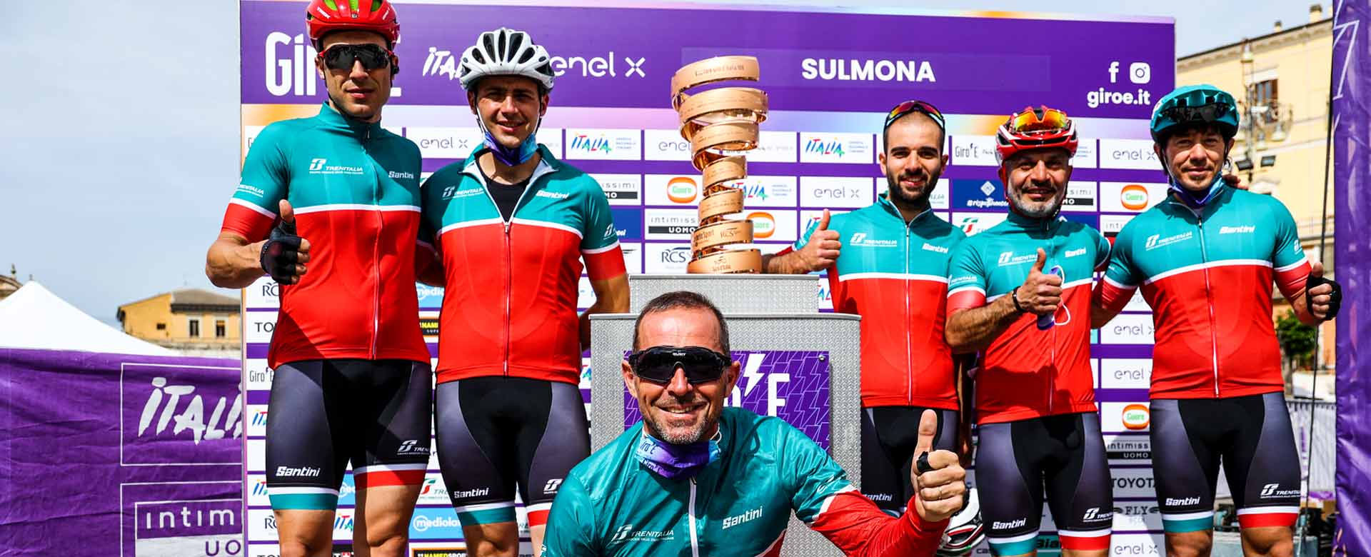 Il team Trenitalia del Giro E, in occasione della partenza per la tappa 9, da Sulmona a Campo Felice
