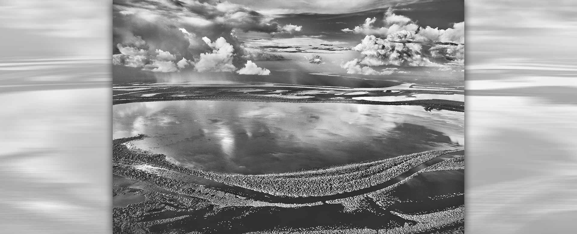 Amazonia, foto di Sebastiao Salgado in mostra al Maxxi di Roma, isole boscose del Rio Negro