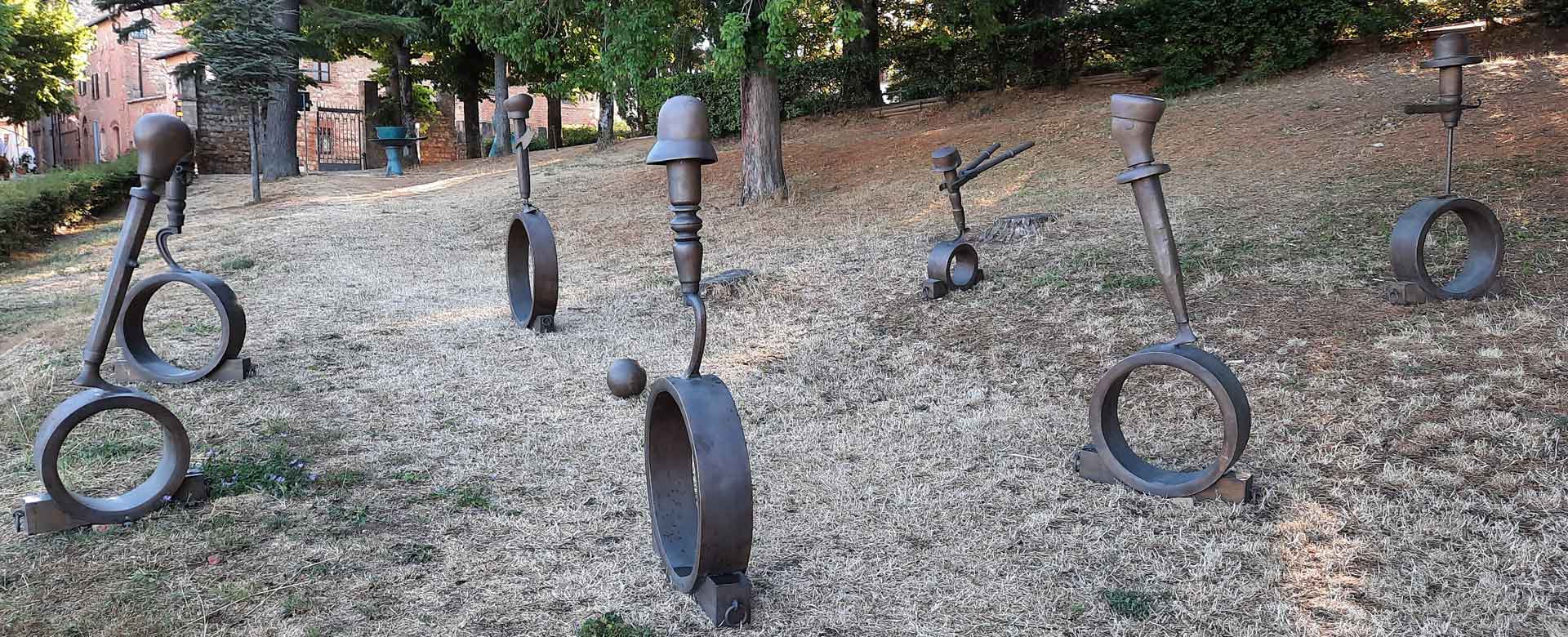 In cover, Daniel Spoerri, I giocolieri (1985), Giardino della Fortezza, Montepulciano
