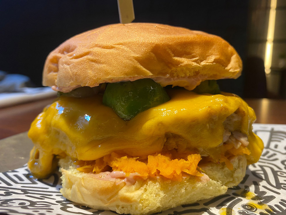 Panino con hamburger servito per il giorno del Ringraziamento