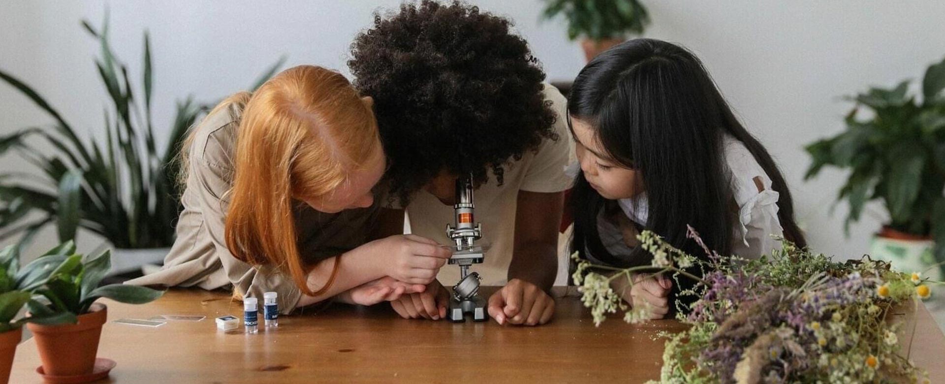 Bambine con microscopio