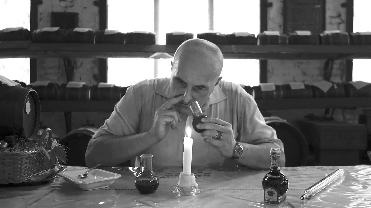L’assaggio dell’Aceto balsamico tradizionale di Modena Dop all’Acetaia Meloria, in un frame tratto dal filmato di Gabriele Salvatores per Expo 2020 Dubai