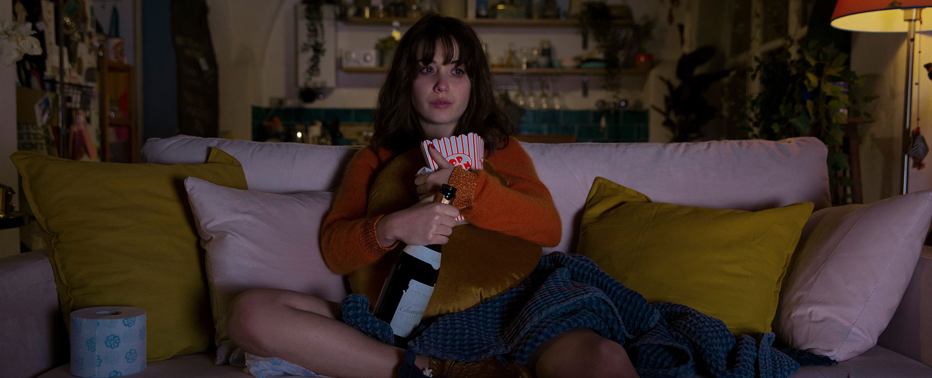 L’attrice Claudia Gusmano in una scena della serie Guida astrologica per cuori infranti, su Netflix dal 27 ottobre