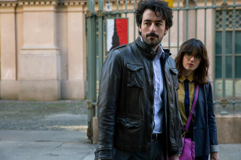 Michele Rosiello (Davide Sardi) e Claudia Gusmano (Alice Bassi) in una scena della serie Guida astrologica per cuori infranti, su Netflix dal 27 ottobre