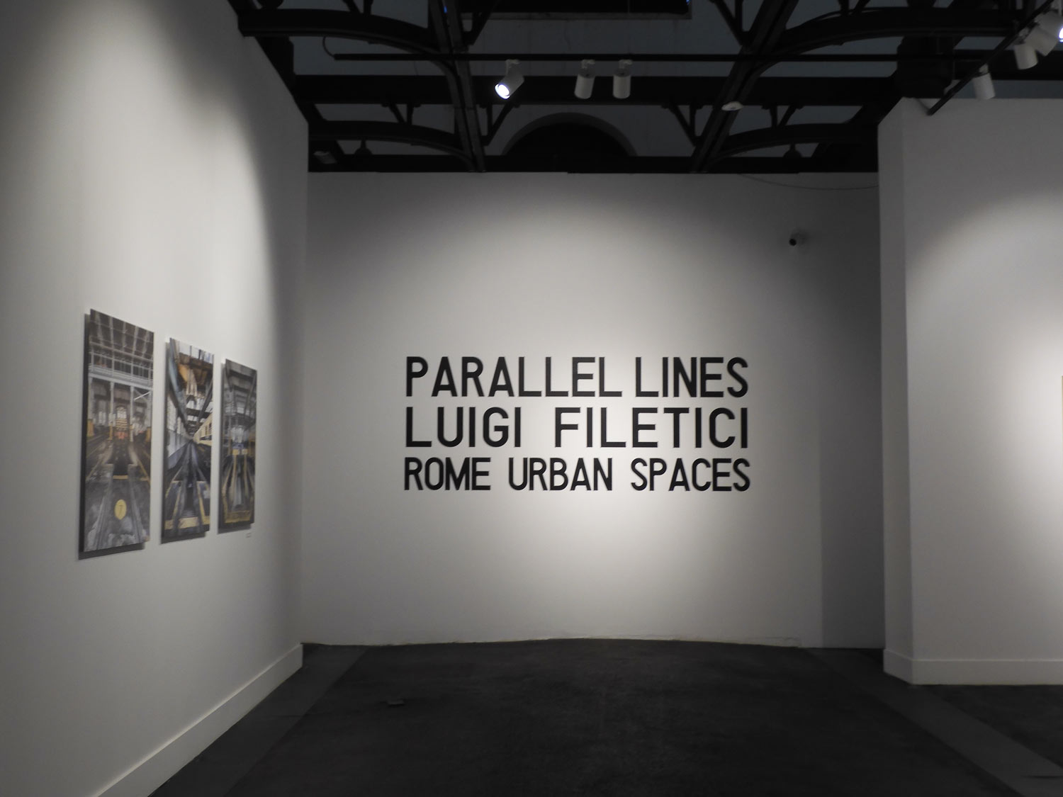 Installazione della mostra fotografica Parallel Lines di Luigi Filetici al Mattatoio di Roma