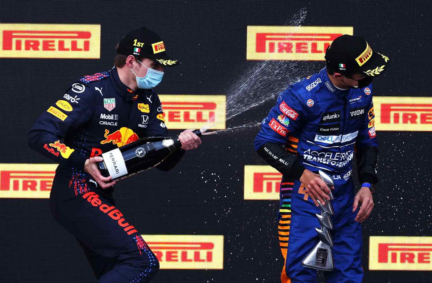 Campioni di Formula 1 festeggiano con una bottiglia di Ferrari
