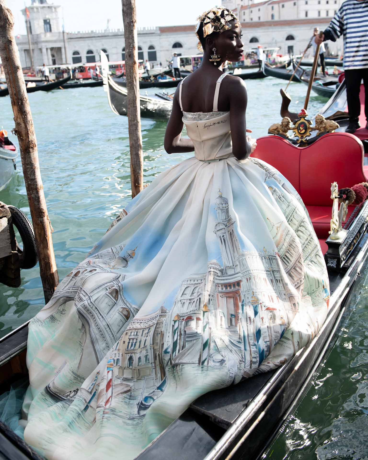 Modella su gondola veneziana