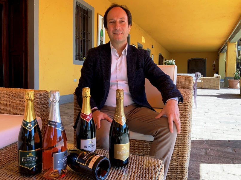 Persona con bottiglie di vino