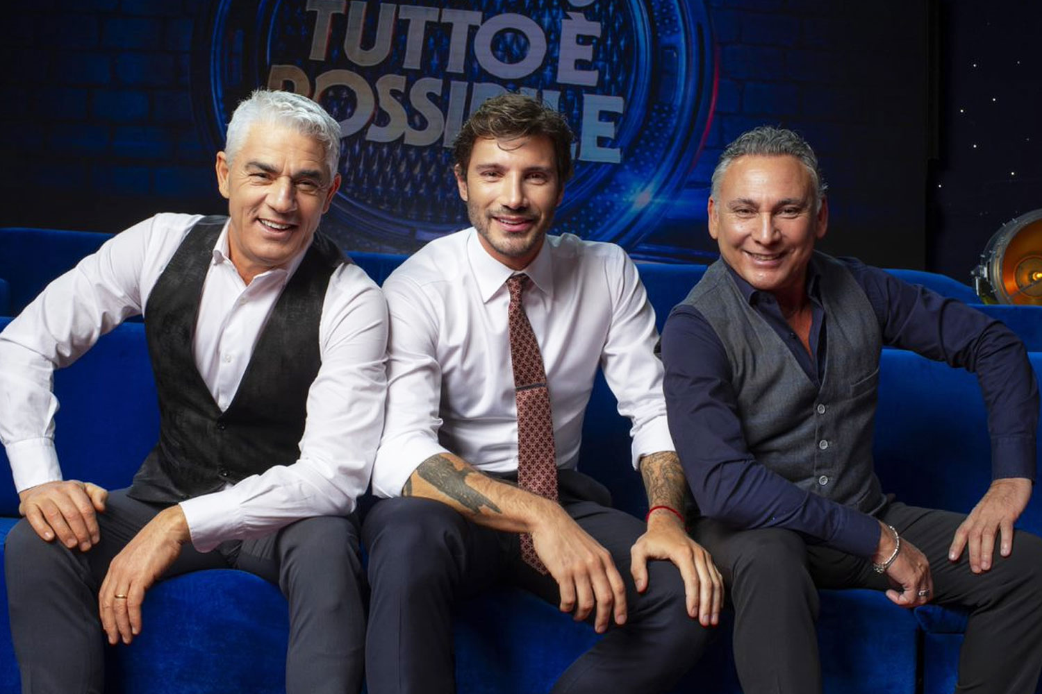 De Martino con Biagio Izzo e Francesco Paolantoni nell’edizione 2022 di Stasera tutto è possibile