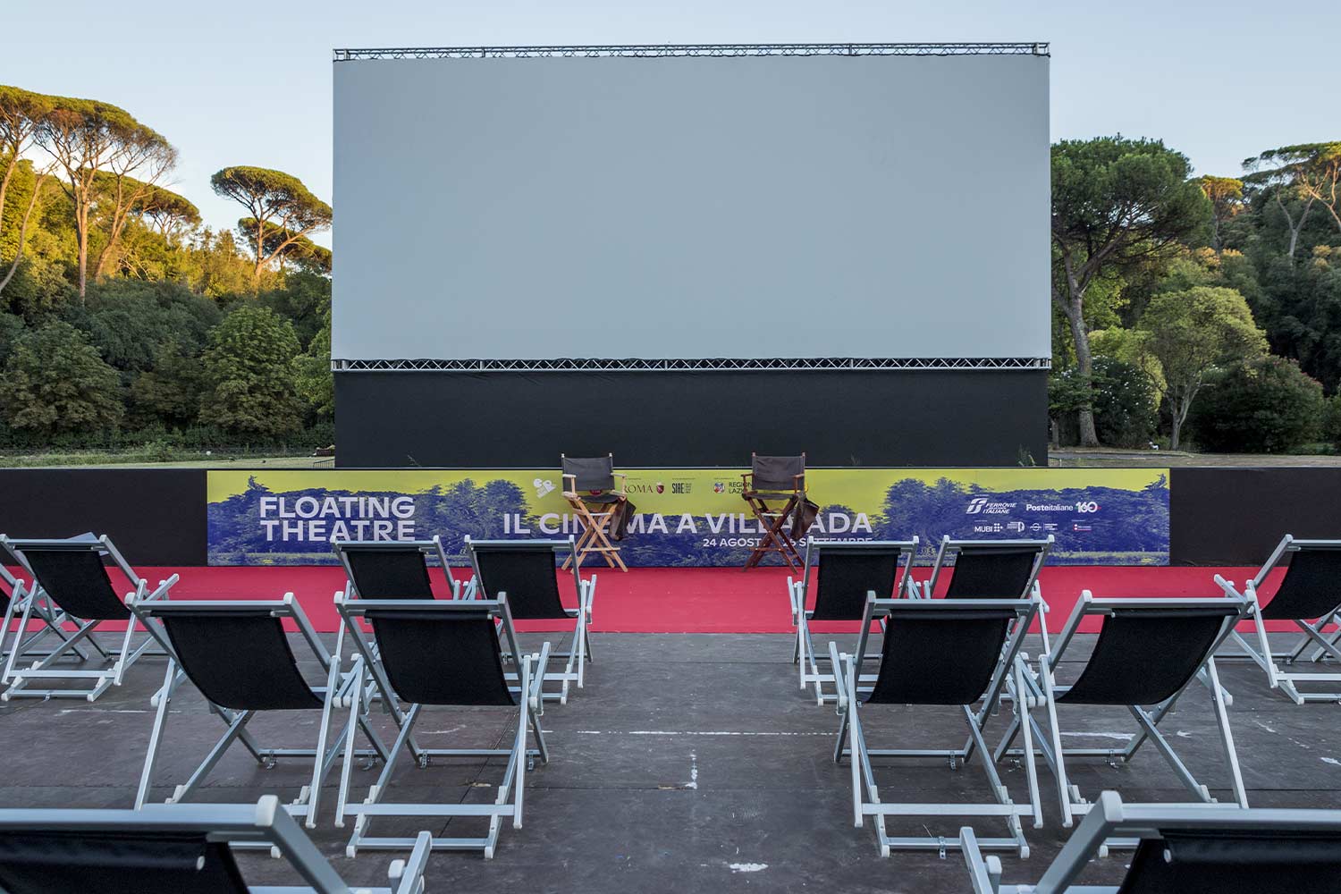 Platea e schermo del Floating Theatre a Villa Ada, Roma