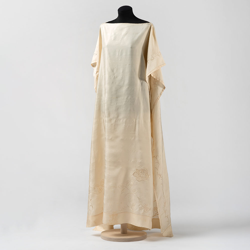 Nègligè di Virginia Nieri Fineschi  Italia, 1923 Taffetas ricamato in seta; nappe di cotone lavorate a uncinetto Prato, Museo del Tessuto, inv. n. 20.04.01  Foto Salvini. Archivio Museo del Tessuto